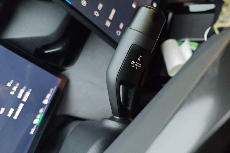 Used Lynk & Co 08 EM-P 2023 120km Long-Range Halo Gear Lever