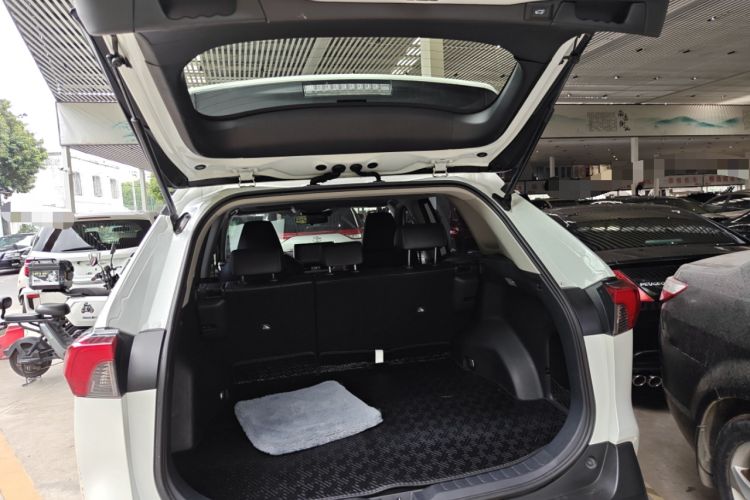 Used Toyota RAV4 2020 Dual-Engine 2.5L E-CVT 4x4 Elite PLUS Edition Trunk