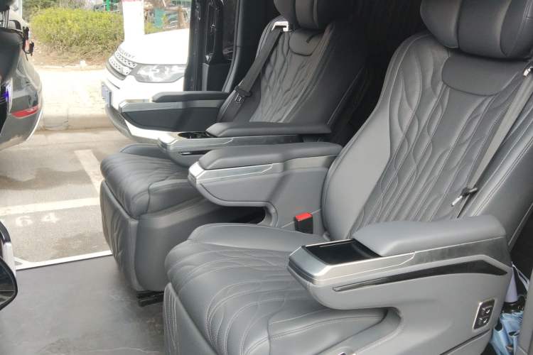 Used Mercedes-Benz Vito 2024 2.0T Business Version 7 Seats Left Rear Seat