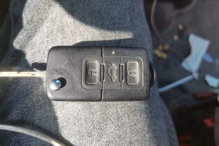 Used Iveco Daily 2023 2.5T V40 Van Long Wheelbase Mid-Roof Design Dual Tires Side-Swing Doors 2-3 Seater