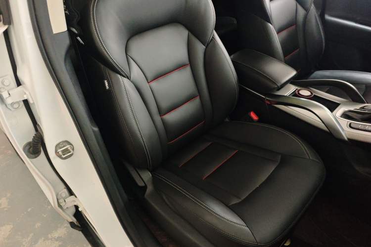 Used Geely Auto Emgrand X7 Sport 2018 1.8TD Automatic Two-Wheel Drive Smart Connect 4G Internet Edition Right Front Seat