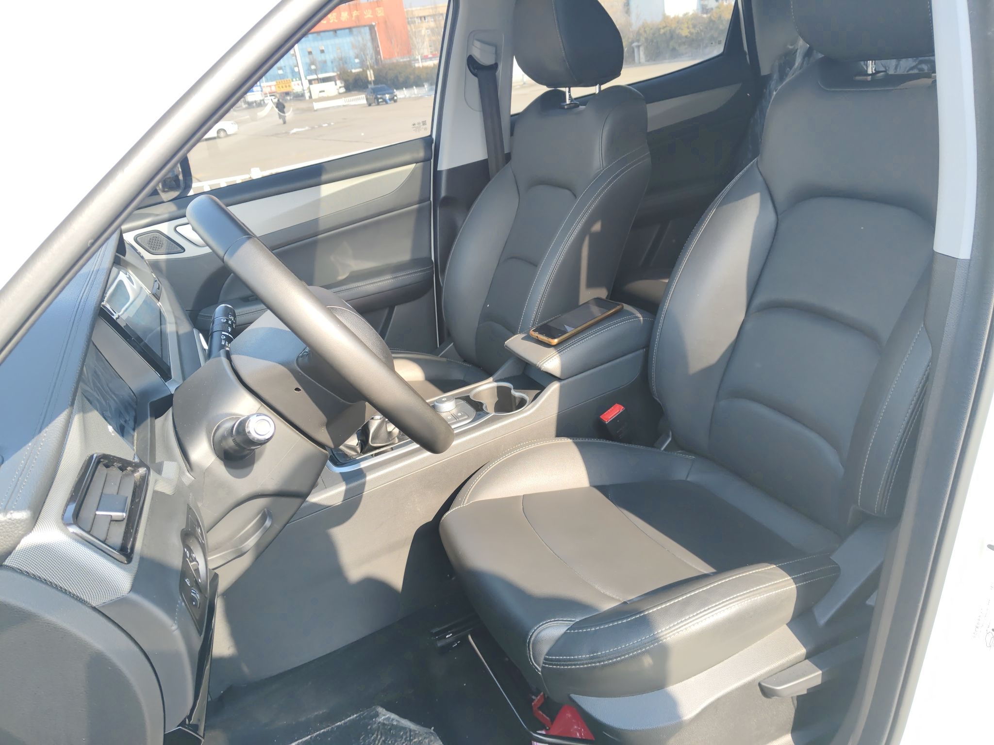 المقاعد الأمامية داخل السيارة