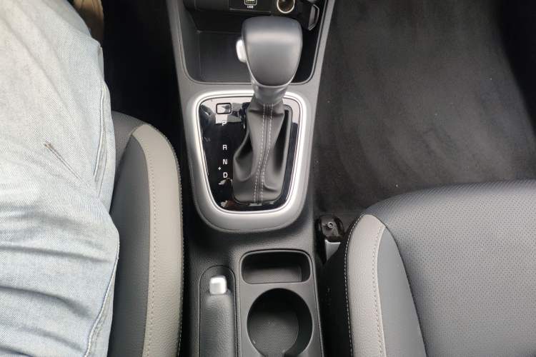 Used Kia kx1 Stonic 2019 1.4L Automatic Sport Edition China VI Gear Lever