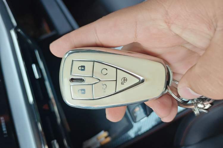 Used CHANGAN OSHAN Z6 2022 Blue Whale 1.5T DCT Smart Edition