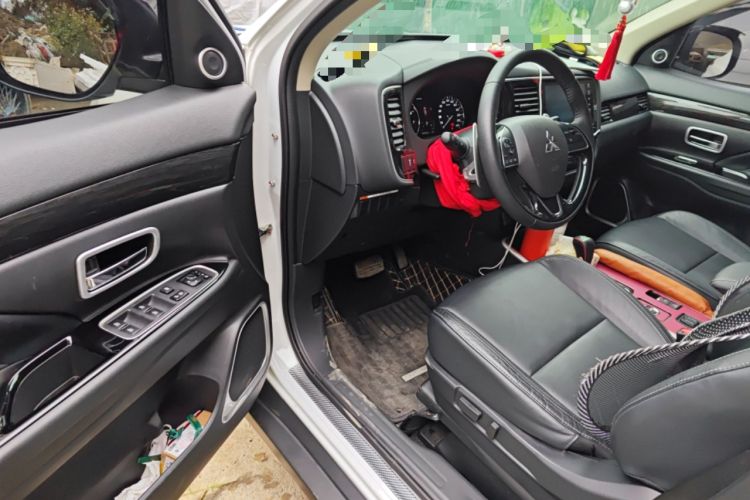 Used Mitsubishi Outlander 2019 2.4L 4x4 Zhi Xiang Edition 7 Seats China VI Standard Driver Seat