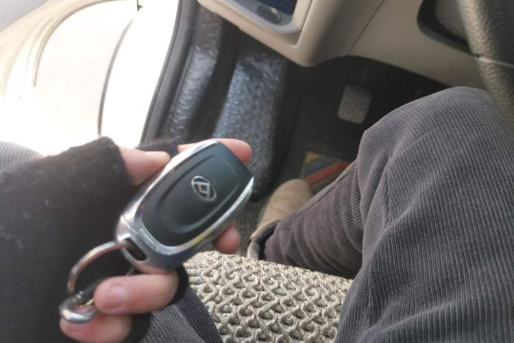 Used SAIC MAXUS Xintu V90 2019 2.0T Manual Zhi Du Xing Front-Wheel-Drive Single Tire Short Wheelbase Mid-Height 6-Seater Vehicle Key