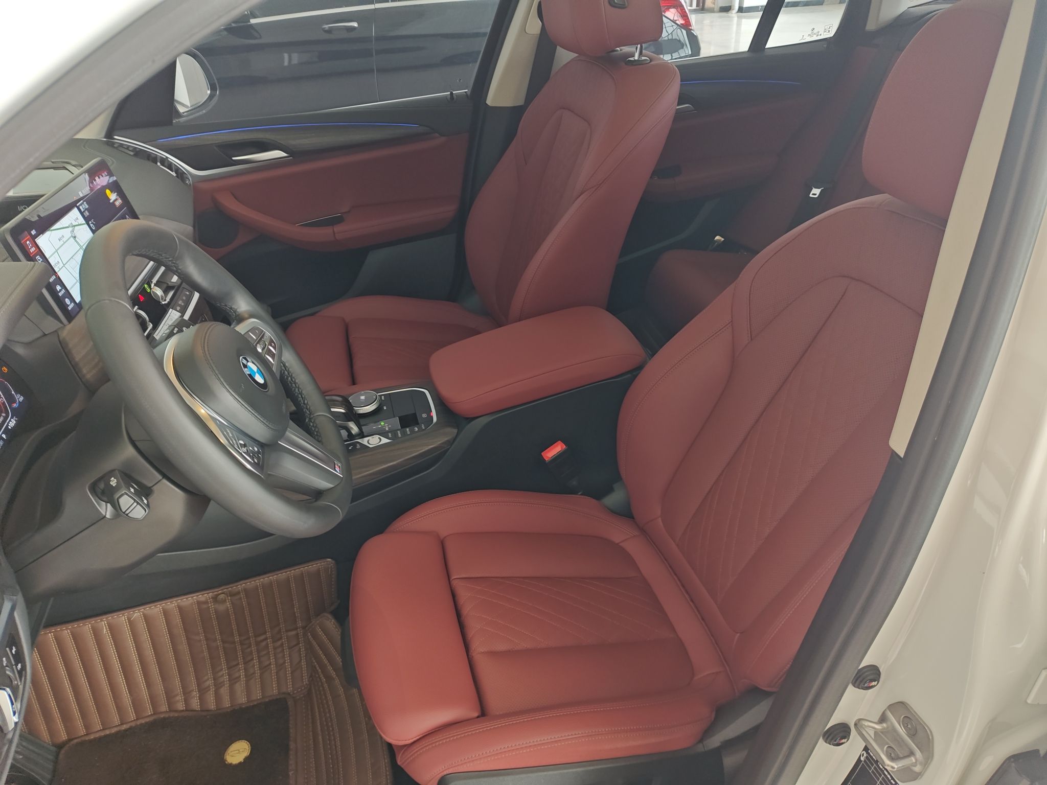 المقاعد الأمامية داخل السيارة