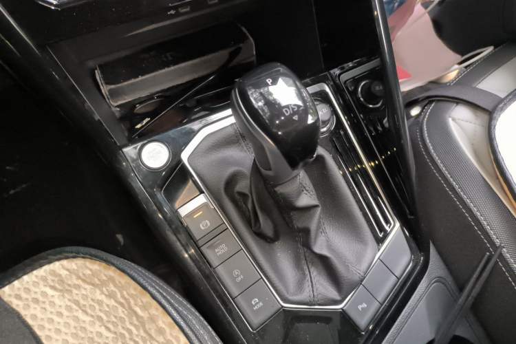 Used Volkswagen Tayron 2024 300TSI Two-Wheel-Drive Luxury Plus Advanced Version Gear Lever