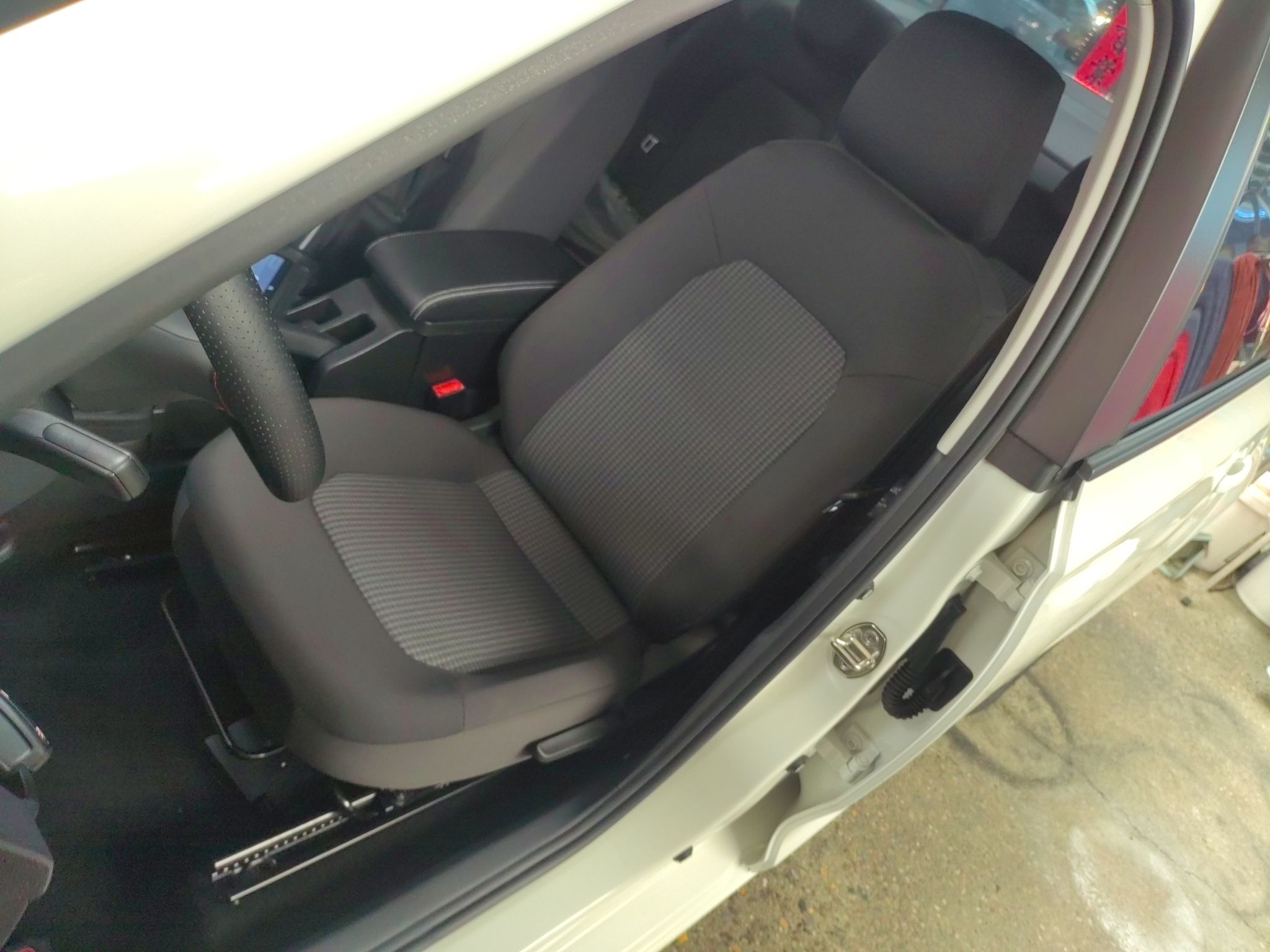 Переднее сиденье в автомобиле