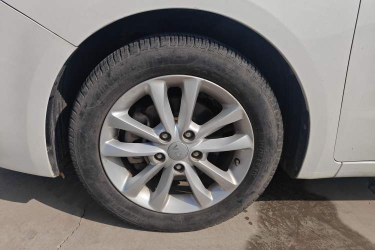 Used Kia K3 2016 1.6L Automatic GLS Left Front Wheel Hub