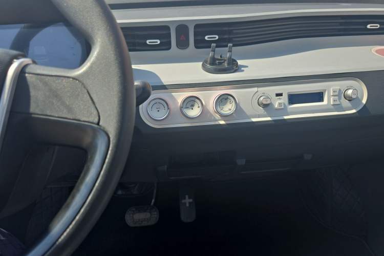 Used Wuling Hongguang MINIEV 2022 Macaron Premium Model – Lithium Iron Phosphate Audio And AC Panel