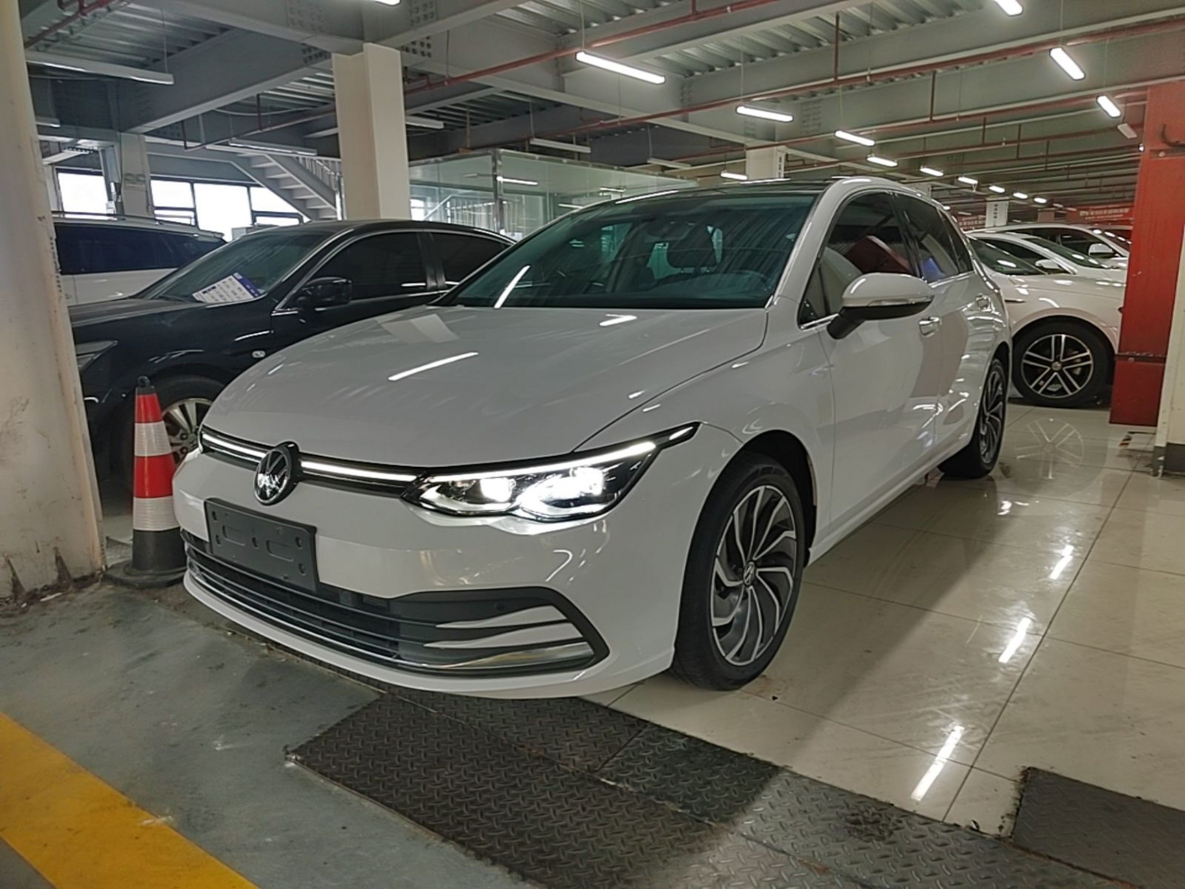 Под передней частью автомобиля