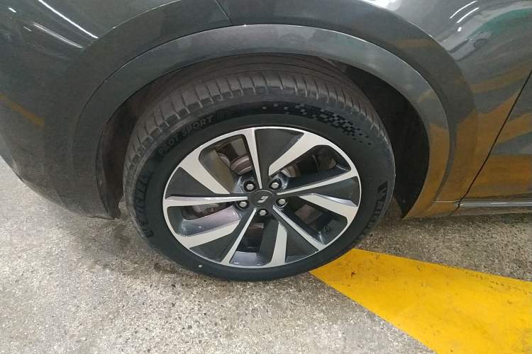 Used Li Auto ONE 2021 Extended-Range 6-Seater Version Left Front Wheel Hub