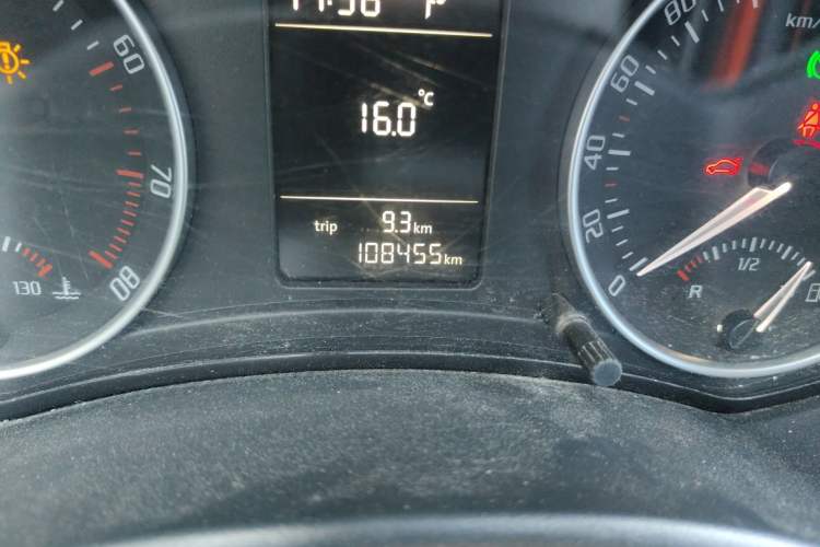 Used Skoda Octavia 2013 1.6L Automatic Yijie Edition Odometer Close Up