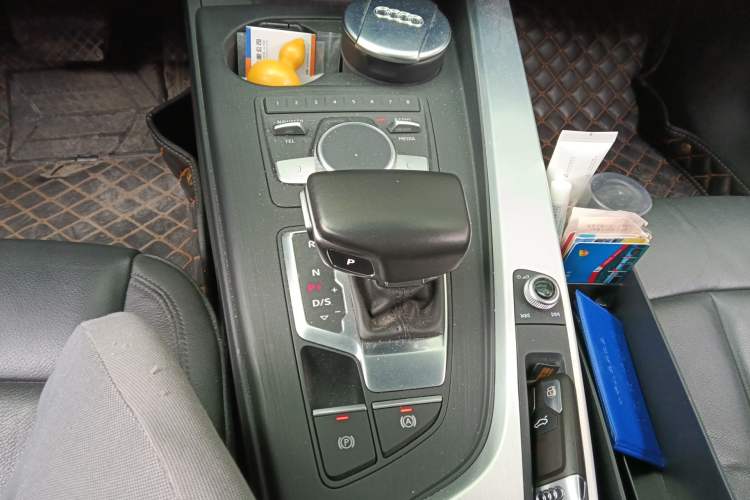 Used Audi A4L 2018 30th Anniversary Edition 40 TFSI Fashion Model Gear Lever