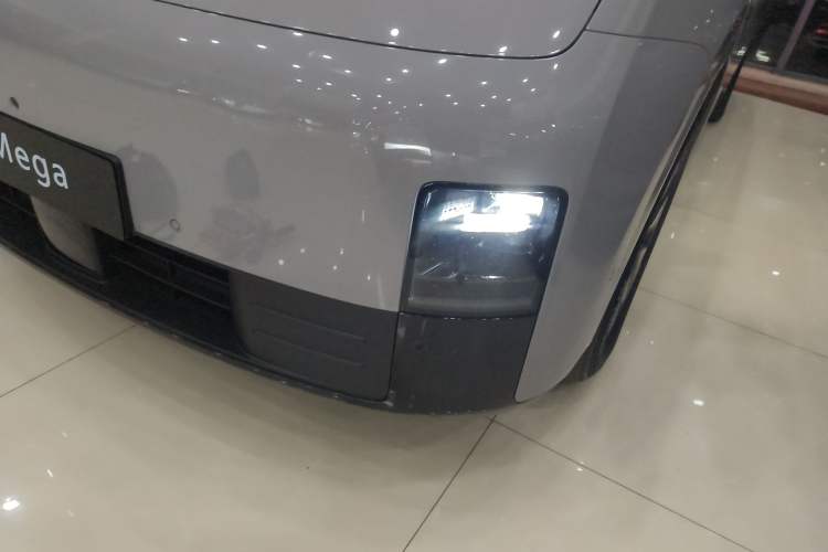 Used Li Auto MEGA 2024 Ultra Model
