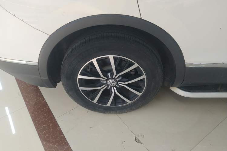 Used Volkswagen Tiguan L 2017 330TSI Automatic Two-Wheel Drive Comfort Edition Exterior 5