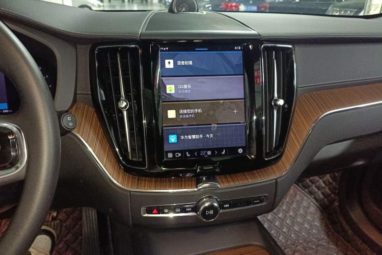 Used Volvo XC60 2023 B5 4x4 Smart Luxury Edition Audio And AC Panel