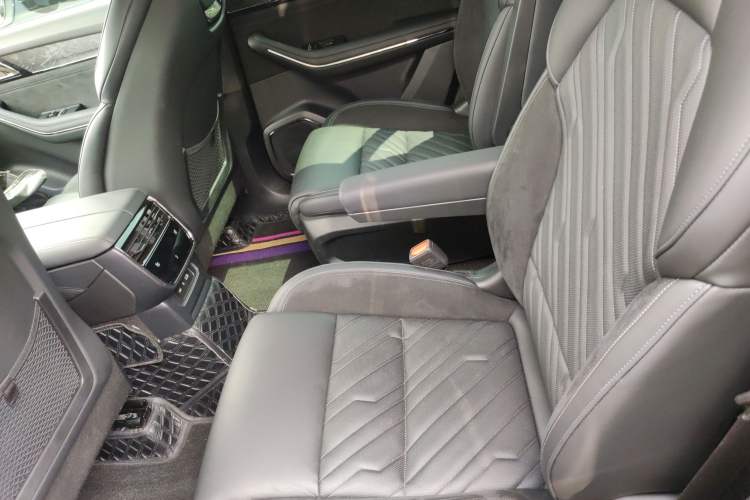 Used Lynk & Co 09 EM-P 2021 2.0T PHEV Halo Six-Seater Left Rear Seat