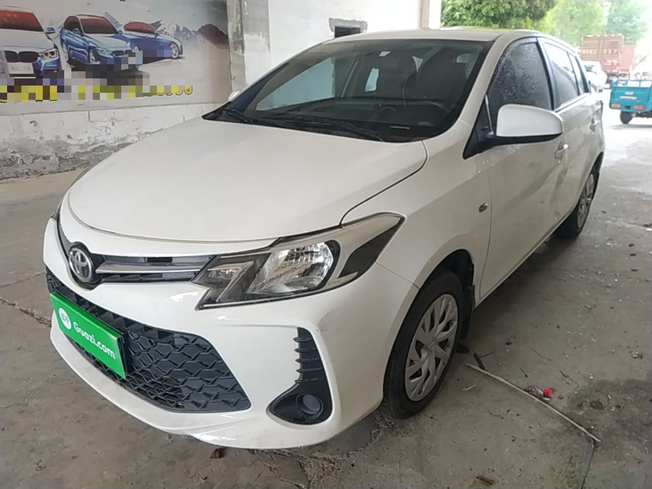 تحت مقدمة السيارة