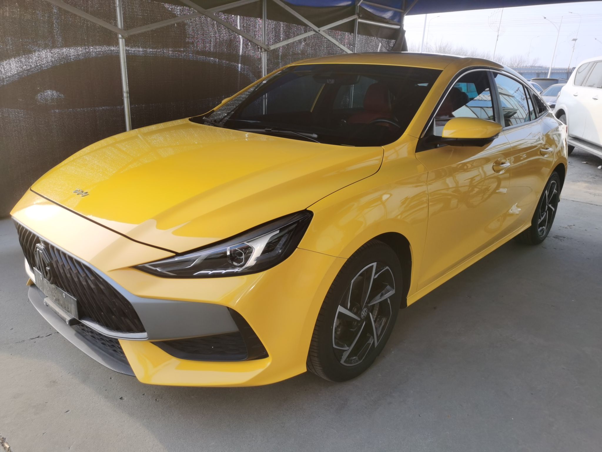 تحت مقدمة السيارة