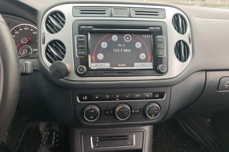 Used Volkswagen Tiguan 2015 1.8TSI Automatic Two-Wheel Drive Luxury Model Audio And AC Panel