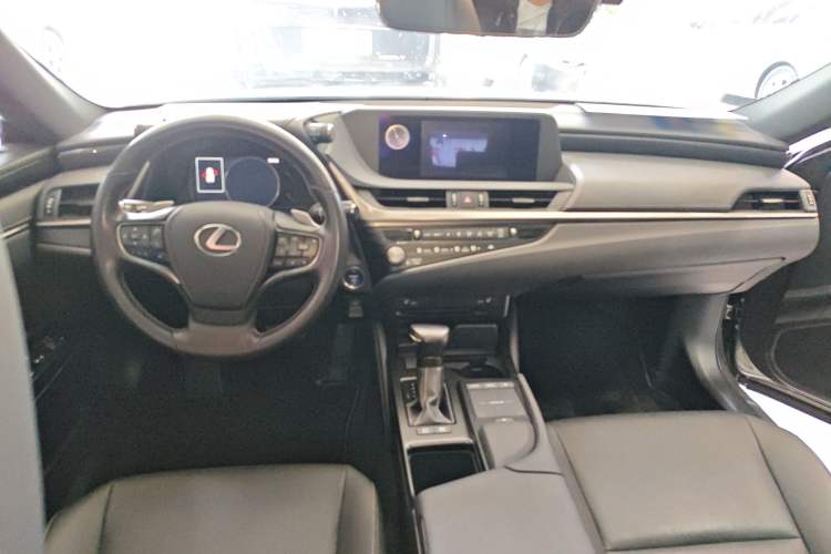 Used Lexus ES 2020 300h Premier Edition
