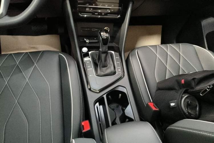 Used Volkswagen Tiguan L 2024 Outstanding Model 300TSI Automatic Two-Wheel Drive Longteng Edition Gear Lever