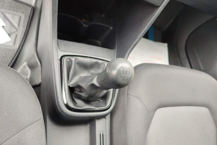 Used Volkswagen Jetta 2015 Value Edition 1.6L Manual Fashionable Style Gear Lever