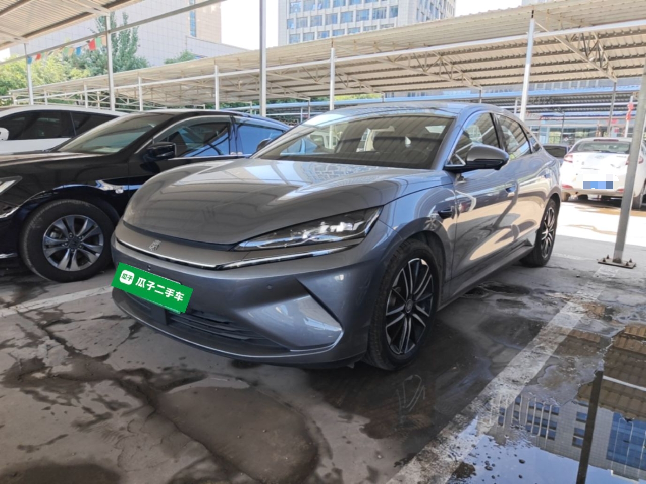 Под передней частью автомобиля