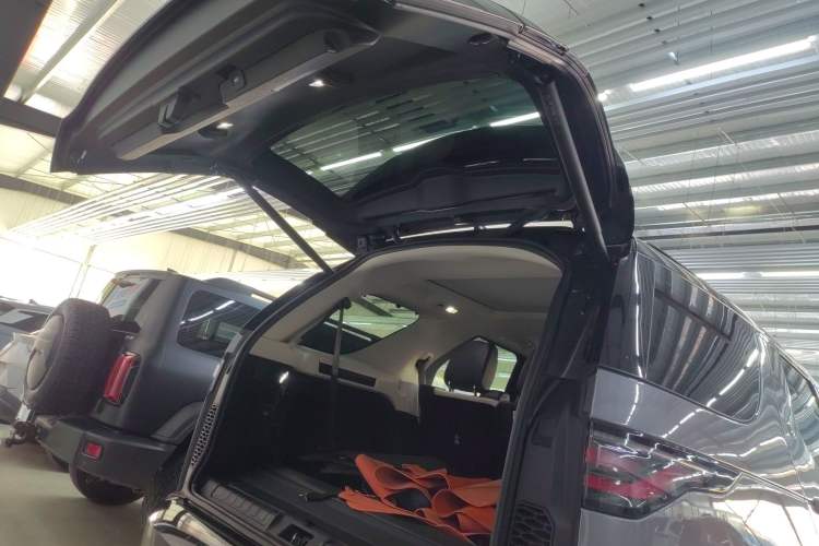 Used Land Rover Discovery 2023 Revised Version 360 PS R-Dynamic S