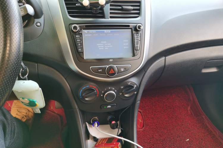 Used Hyundai Verna (older generation) 2011 Hatchback 1.4L Automatic Fashion GT Audio And AC Panel