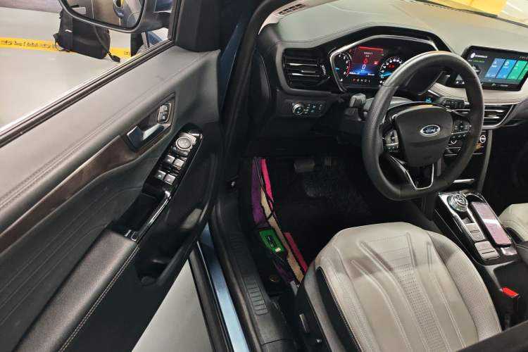 Used Ford Escape 2020 EcoBoost 245 Two-Wheel-Drive Titanium Edition Driver Seat