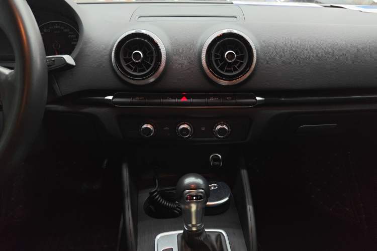 Used Audi A3 2020 Limousine 35 TFSI Fashion Edition China VI Emission Standard Audio And AC Panel