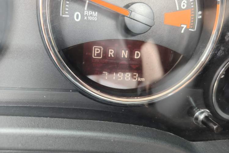 Used Jeep Compass 2014 2.4L four-wheel drive sport version Odometer Close Up