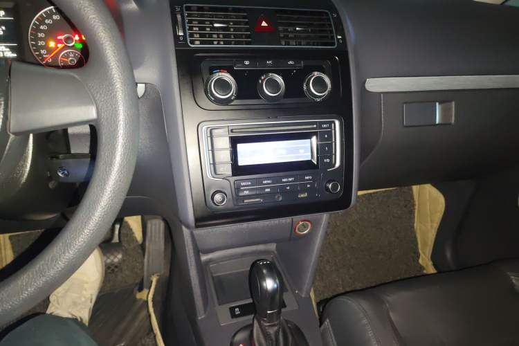 Used Volkswagen Touran 2015 1.4T DSG Comfort Edition 5 Seats Audio And AC Panel