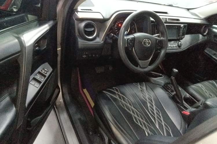 Used Toyota RAV4 2016 2.0L CVT Two-Wheel Drive Fashion Edition China V Standard Driver Seat