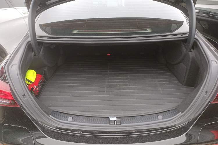 Used Mercedes-Benz E-Class New Energy 2022 Facelift E 350 e L Plug-in Hybrid Sedan Trunk