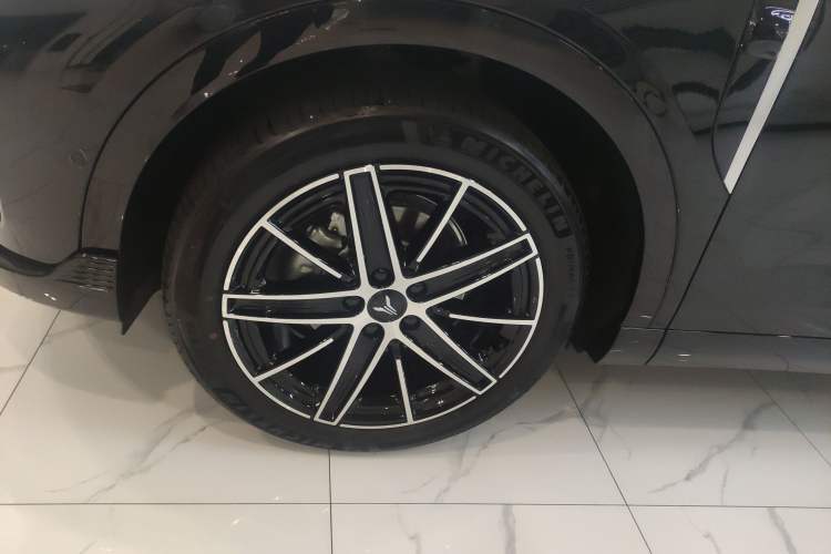 Used VOYAH COURAGE 2025 Model Four-Wheel-Drive Qiankun Edition
