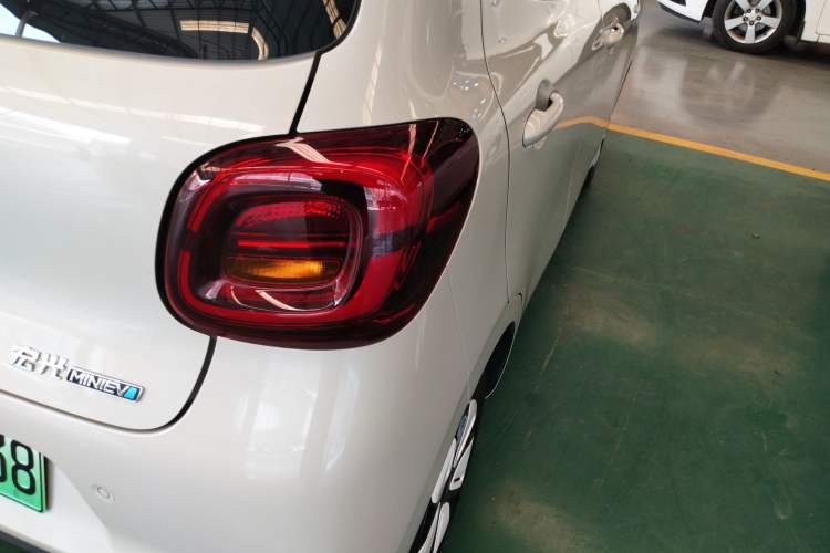 Used Wuling Hongguang MINIEV 2025 Four-Door Version Advanced Edition Right Rear Taillight