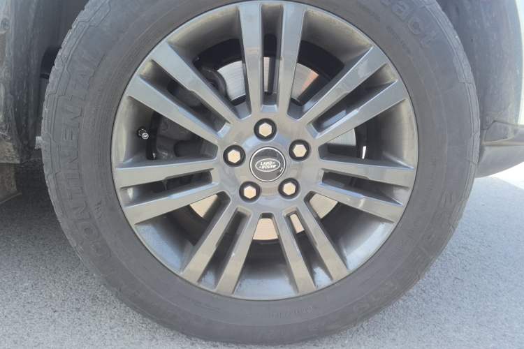 Used Land Rover Discovery 2016 3.0 SC Obsidian Black Heritage Edition HSE Right Front Wheel Hub