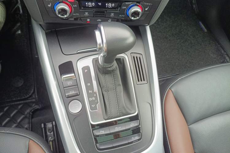 Used Audi Q5 2018 Collector's Edition 40 TFSI Technology Model Gear Lever