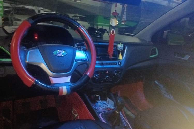 Used Hyundai Verna (new generation) 2016 1.4L Manual Youth Edition GS Center Console