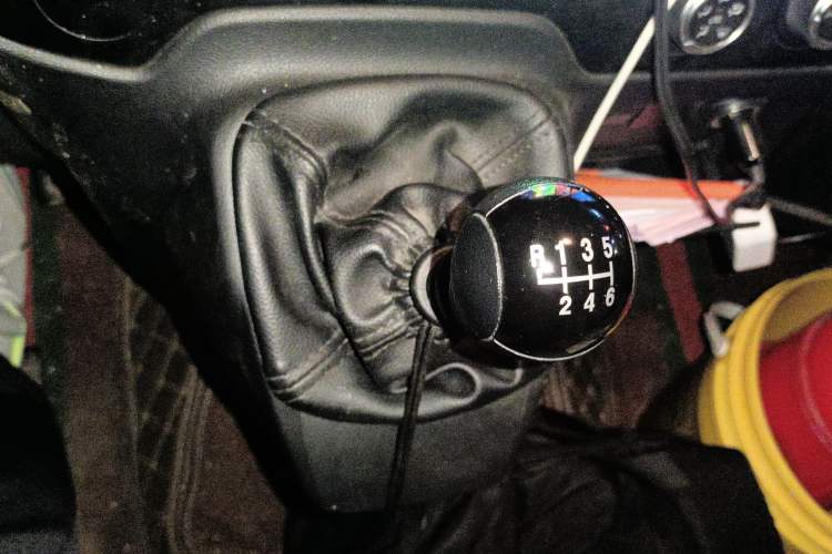 Used JMC Fushun 2023 2.0T Manual Short-Wheelbase Mid-Top Commercial Multi-Purpose 6-Seater Passenger Vehicle
