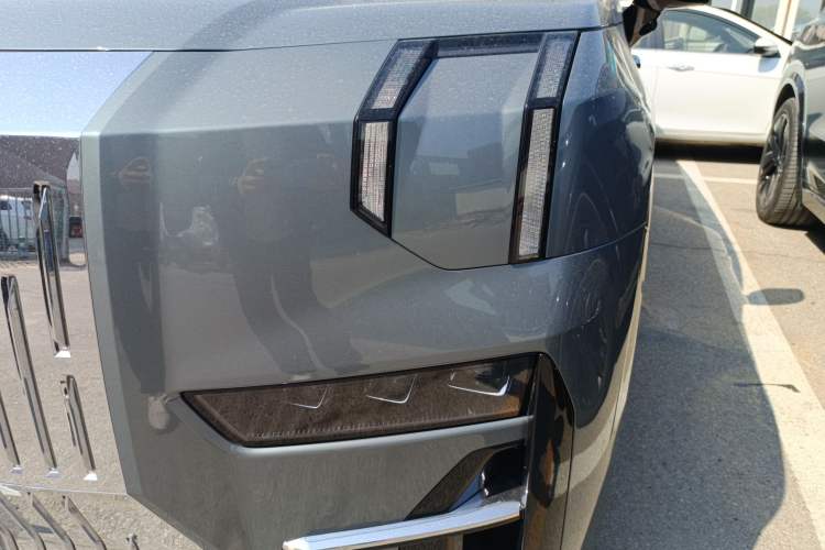 Used Zeekr 009 2024 7-Seater Walk-Through Version Four-Wheel Drive 108 kWh Left Front Headlight