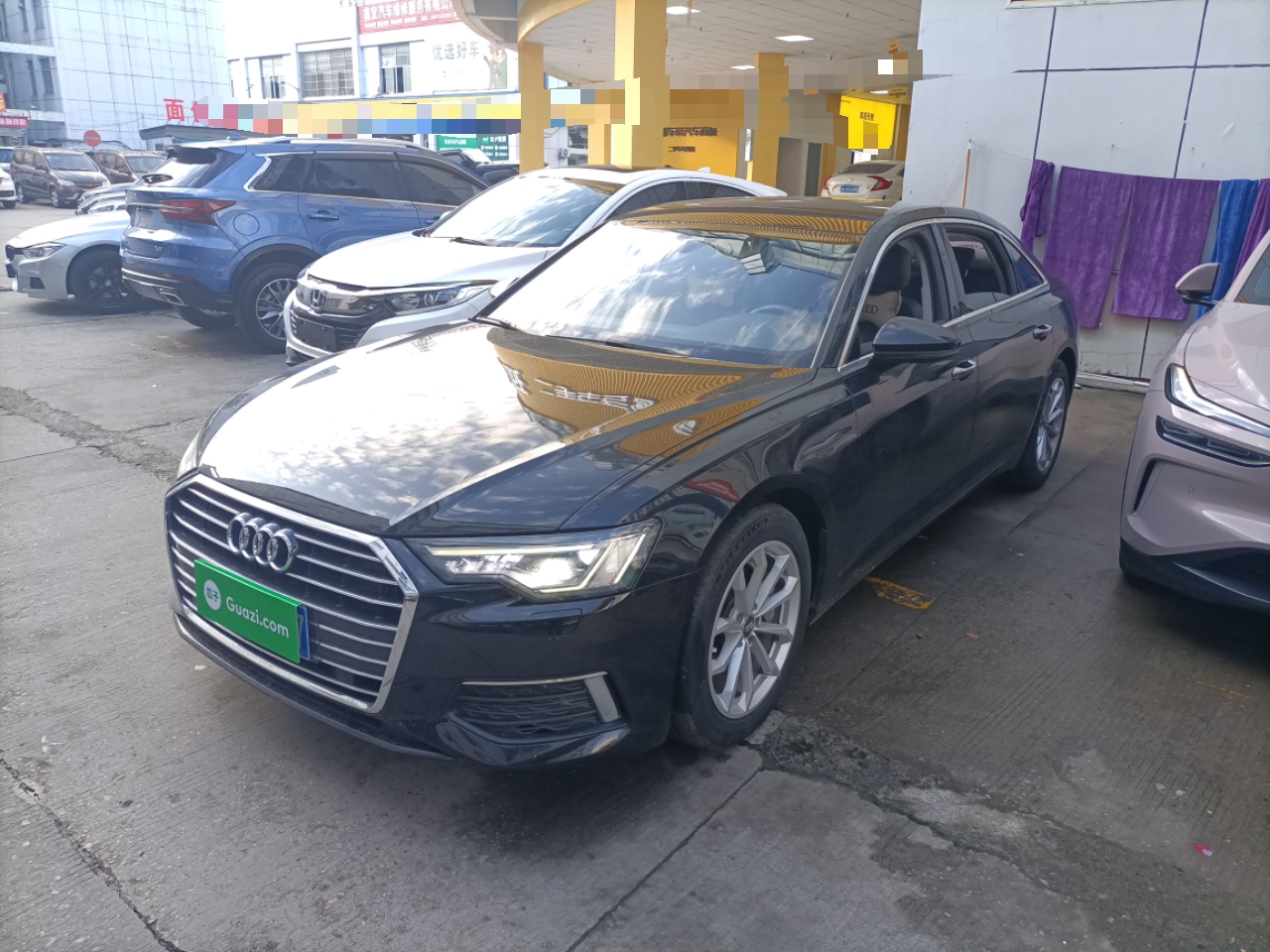 تحت مقدمة السيارة