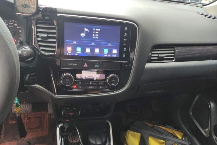 Used Mitsubishi Outlander 2018 2.0L Two-Wheel Drive Glory Edition 5 Seats Audio And AC Panel