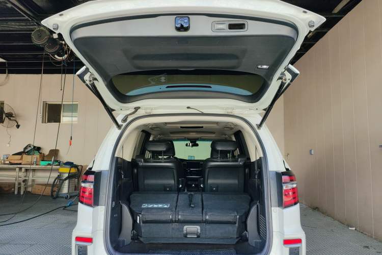 Used Honda Elysion 2019 2.0L Hybrid Luxury Edition Trunk