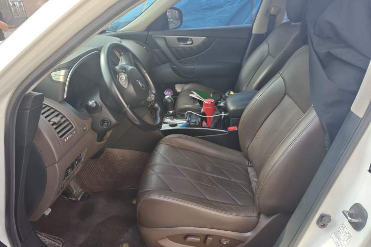 Used Infiniti QX70  Left Front Seat