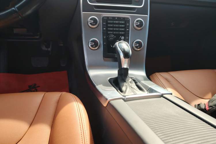 Used Volvo S60 2014 S60L 2.0T Zhiyuan Edition
